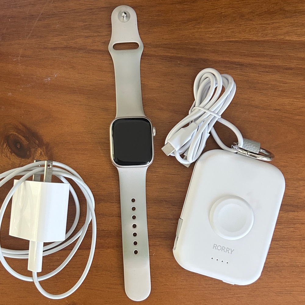 Apple Watch Series 8 | Starlight Aluminum case with starlight sport band 41mm